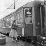 836656 Afbeelding van instappende reizigers in de Bergland Express op het N.S.-station Den Haag S.S. te Den Haag.